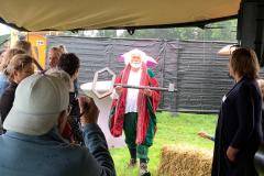 Onno Onsta overhandigt de sleutel van het Onstaborg terrein...